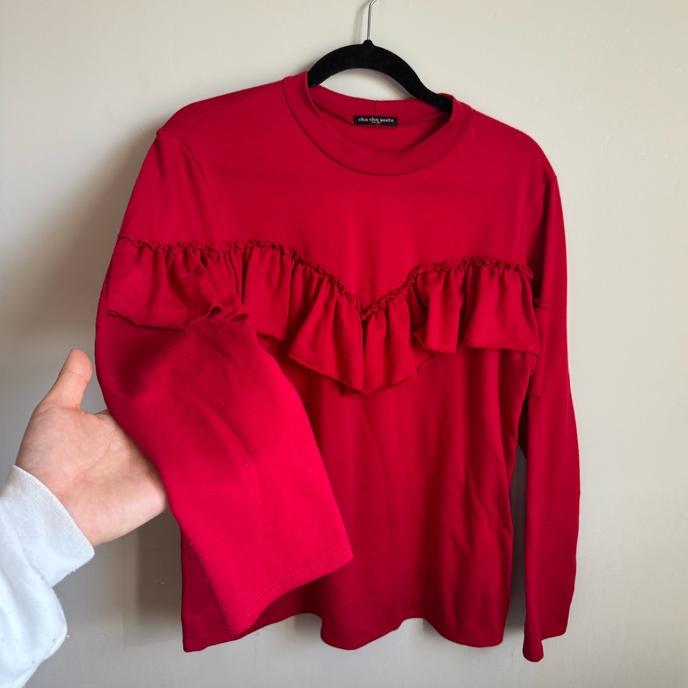 Really unique red longsleeve ruffled top! 💋